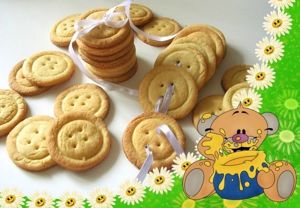 10. Печенье "Сладкие пуговицы". Продукты: сливочное масло (комнатной температуры) - 150 г, пудра сахарная - 75 г, яичный желток - 1 шт., мука - 1,5-2 ст., какао - 1 ст. л., корица или ванильный сахар - 1 ч. л., соль - 1 щепотка. Приготовление: Муку насыпать в глубокую миску, сделать углубление и положить в него размягченное масло, один яичный желток, сахарную пудру, корицу или ванильный сахар и соль. Взять ложку в руки и хорошо размять, смешать с мукой, продолжать месить, пока тесто станет эластичным. Тесто разделить на две равные части и в одну часть добавить ложку какао. Положить тесто в полиэтиленовый пакет - и в холодильник на часок. Достать тесто и раскатать в блинчик около трех миллиметров толщиной. Круглой формой вырезать шайбу, формой поменьше придавить серединку, чтобы пуговицы получались, как настоящие. Спичкой сделать отверстия для ниток. Выпекать печенье на противне с пергаментом 10 минут при температуре 200 градусов. 10. Печенье "Сладкие пуговицы". Продукты: сливочное масло (комнатной температуры) - 150 г, пудра сахарная - 75 г, яичный желток - 1 шт., мука - 1,5-2 ст., какао - 1 ст. л., корица или ванильный сахар - 1 ч. л., соль - 1 щепотка. Приготовление: Муку насыпать в глубокую миску, сделать углубление и положить в него размягченное масло, один яичный желток, сахарную пудру, корицу или ванильный сахар и соль. Взять ложку в руки и хорошо размять, смешать с мукой, продолжать месить, пока тесто станет эластичным. Тесто разделить на две равные части и в одну часть добавить ложку какао. Положить тесто в полиэтиленовый пакет - и в холодильник на часок. Достать тесто и раскатать в блинчик около трех миллиметров толщиной. Круглой формой вырезать шайбу, формой поменьше придавить серединку, чтобы пуговицы получались, как настоящие. Спичкой сделать отверстия для ниток. Выпекать печенье на противне с пергаментом 10 минут при температуре 200 градусов.