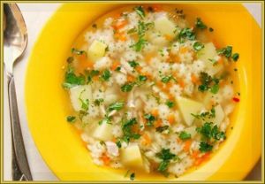 7. Суп «Звёздочка». Продукты: 50-100 г куриного филе, 1 картофелина, 2 стол ложки макаронных изделий «Звёздочка», ¼ луковицы, 1/3 моркови, зелень. Приготовление: Куриное филе положить в кипящую воду и варить до готовности 20-25 минут. Готовое мясо вынуть, дать остыть, мелко нарезать. В кипящий бульон положить нарезанный кубиками картофель, убавить огонь и варить 10 минут. К картофелю добавить мелко нашинкованный лук, макаронные изделия и натёртую на крупной тёрке морковь. Варить ещё 15-20 минут. За пару минут до готовности добавить нарезанное куриное филе и зелень. 7. Суп «Звёздочка». Продукты: 50-100 г куриного филе, 1 картофелина, 2 стол ложки макаронных изделий «Звёздочка», ¼ луковицы, 1/3 моркови, зелень. Приготовление: Куриное филе положить в кипящую воду и варить до готовности 20-25 минут. Готовое мясо вынуть, дать остыть, мелко нарезать. В кипящий бульон положить нарезанный кубиками картофель, убавить огонь и варить 10 минут. К картофелю добавить мелко нашинкованный лук, макаронные изделия и натёртую на крупной тёрке морковь. Варить ещё 15-20 минут. За пару минут до готовности добавить нарезанное куриное филе и зелень.