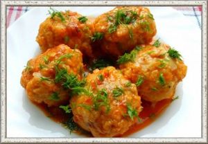 13. Рыбные фрикадельки (от 10 месяцев). Продукты: рыба 100 г, хлеб 10 г. Приготовление: филе рыбы без кожи костей промыть, нарезать кусочками, добавить намоченный в молоке подсохший белых хлеб и дважды пропустить через мясорубку. В полученный фарш добавить сливочное масло, соль, яичный желток, все тщательно перемешать. Отдельно взбить белок, добавить его к фаршу и еще раз аккуратно перемешать. На огонь поставить кастрюлю с водой, подсолить, дать закипеть. В эту кипящую воду опускать набранные чайной ложкой, смоченной в воде, фрикадельки размером с небольшой грецкий орех. Чрез 10 минут фрикадельки извлечь из кастрюли шумовкой. При подаче на стол, полить йогуртом. 13. Рыбные фрикадельки (от 10 месяцев). Продукты: рыба 100 г, хлеб 10 г. Приготовление: филе рыбы без кожи костей промыть, нарезать кусочками, добавить намоченный в молоке подсохший белых хлеб и дважды пропустить через мясорубку. В полученный фарш добавить сливочное масло, соль, яичный желток, все тщательно перемешать. Отдельно взбить белок, добавить его к фаршу и еще раз аккуратно перемешать. На огонь поставить кастрюлю с водой, подсолить, дать закипеть. В эту кипящую воду опускать набранные чайной ложкой, смоченной в воде, фрикадельки размером с небольшой грецкий орех. Чрез 10 минут фрикадельки извлечь из кастрюли шумовкой. При подаче на стол, полить йогуртом.