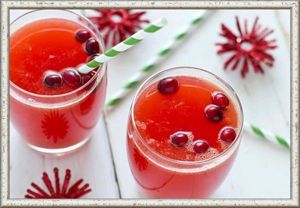 5. Брусничный морс. Продукты: брусника 500 г, сахар по вкусу, вода 3 литра. Приготовление: выдавите из ягод брусники сок, выжимки положите в кастрюлю для морса. Наберите воды в емкость, где находятся выжимки ягод, положите туда сахар по вкусу, хорошо размешайте ложкой. Поставьте кастрюлю на огонь. Как только морс закипит, снимайте кастрюлю с плиты. Едва напиток немного остынет, процедите его, добавьте в морс брусничный сок, хорошо перемешайте. 5. Брусничный морс. Продукты: брусника 500 г, сахар по вкусу, вода 3 литра. Приготовление: выдавите из ягод брусники сок, выжимки положите в кастрюлю для морса. Наберите воды в емкость, где находятся выжимки ягод, положите туда сахар по вкусу, хорошо размешайте ложкой. Поставьте кастрюлю на огонь. Как только морс закипит, снимайте кастрюлю с плиты. Едва напиток немного остынет, процедите его, добавьте в морс брусничный сок, хорошо перемешайте.