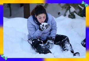 5. Ни в коем случае не ешьте снег, чтобы напиться. На морозе снег слабо утолит жажду, зато ваше тело потратит на его переработку в воду драгоценную энергию, и вы замерзнете еще сильнее. Поэтому оставьте этот вариант на самый крайний случай. Да и то, сначала подержите снег во рту, чтобы он расстаял и только потом глотайте жидкость. 5. Ни в коем случае не ешьте снег, чтобы напиться. На морозе снег слабо утолит жажду, зато ваше тело потратит на его переработку в воду драгоценную энергию, и вы замерзнете еще сильнее. Поэтому оставьте этот вариант на самый крайний случай. Да и то, сначала подержите снег во рту, чтобы он расстаял и только потом глотайте жидкость.