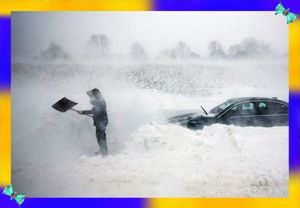 3. Во время снежной бури не бросайте автомобиль до тех пор, пока буран не стихнет. В авто ваши шансы на выживание значительно выше. Запускайте двигатель на 10 минут каждый час. Так вы сэкономите бензин, не дадите вашему аккумулятору разрядиться, а двигателю — остыть. Если вы находитесь в темноте, то светите чем-либо, чтобы вас было легче найти. 3. Во время снежной бури не бросайте автомобиль до тех пор, пока буран не стихнет. В авто ваши шансы на выживание значительно выше. Запускайте двигатель на 10 минут каждый час. Так вы сэкономите бензин, не дадите вашему аккумулятору разрядиться, а двигателю — остыть. Если вы находитесь в темноте, то светите чем-либо, чтобы вас было легче найти.