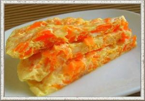 13. Омлет с морковью. Одну крупную морковь, нарезанную на кусочки произвольной формы, припустить в небольшом количестве молока (1/2 стакана) и сливочного масла, провернуть через мясорубку и смешать с яичной массой, подготовленной для омлета (6 яиц взболтать, посолить и размешать с 1/2 стакана молока). Смешанную с морковью яичную массу запечь на сковороде или на противне. 13. Омлет с морковью. Одну крупную морковь, нарезанную на кусочки произвольной формы, припустить в небольшом количестве молока (1/2 стакана) и сливочного масла, провернуть через мясорубку и смешать с яичной массой, подготовленной для омлета (6 яиц взболтать, посолить и размешать с 1/2 стакана молока). Смешанную с морковью яичную массу запечь на сковороде или на противне.