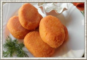 10. Морковные котлеты с рисом или пшеном. Нарезать некрупно 70г моркови и потомить с небольшим количеством воды до мягкости, затем пюрировать блендером. Из 75г пшена или риса и 190 мл воды приготовить вязкую кашу, добавить морковную массу, сахар, сливочное масло, яйцо, подсолить, сформовать котлетки. Обвалять котлеты в сухарях, затем на раскаленной сковороде обжарить. Подавать со сметаной. 10. Морковные котлеты с рисом или пшеном. Нарезать некрупно 70г моркови и потомить с небольшим количеством воды до мягкости, затем пюрировать блендером. Из 75г пшена или риса и 190 мл воды приготовить вязкую кашу, добавить морковную массу, сахар, сливочное масло, яйцо, подсолить, сформовать котлетки. Обвалять котлеты в сухарях, затем на раскаленной сковороде обжарить. Подавать со сметаной.