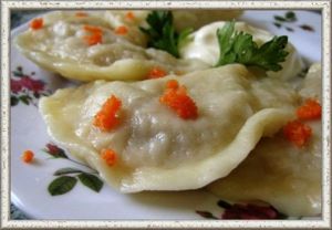 3. Вареники с морковью. 400 г моркови очистить, вымыть в холодной воде, натереть на крупной терке, добавить соль и сахар, потушить на сливочном масле до полуготовности. Мелко нарезать 80 г петрушки, добавить к начинке. Замесить 500 г пресного теста. Сформовать и сварить вареники, подать со сметаной. 3. Вареники с морковью. 400 г моркови очистить, вымыть в холодной воде, натереть на крупной терке, добавить соль и сахар, потушить на сливочном масле до полуготовности. Мелко нарезать 80 г петрушки, добавить к начинке. Замесить 500 г пресного теста. Сформовать и сварить вареники, подать со сметаной.