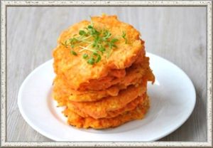 12. Оладьи из моркови. 350 г моркови очистить, промыть, натереть на мелкой терке, добавить яйцо и муку (сколько необходимо, чтобы получилось тесто для оладий). Брать массу небольшими порциями и выкладывать на сковороду с раскаленным маслом, обжаривая с обеих сторон. Подавать с маслом или сметаной. 12. Оладьи из моркови. 350 г моркови очистить, промыть, натереть на мелкой терке, добавить яйцо и муку (сколько необходимо, чтобы получилось тесто для оладий). Брать массу небольшими порциями и выкладывать на сковороду с раскаленным маслом, обжаривая с обеих сторон. Подавать с маслом или сметаной.