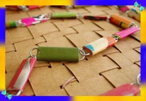 2. Самое классическое применение скрепок – это декоративные шторы. Каждая из скрепок украшается цветными полосками, нарезанными из открыток или журналов, и сцепляется вертикальными рядами. 2. Самое классическое применение скрепок – это декоративные шторы. Каждая из скрепок украшается цветными полосками, нарезанными из открыток или журналов, и сцепляется вертикальными рядами.