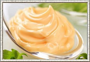 13. Традиционный соус с хреном. Продукты: 0.5 стакана измельченного корня хрена, 0.5 стакана бульона или горячей воды, 1 натёртое яблоко, 1 ст. л. уксуса, 0.5 ч. л. сахарной пудры, 2-3 ложки кефира или кислого молока. Приготовление: Смешать все составляющие соуса, если нужно – подсолить. Оставить на 20 минут для насыщения вкуса. 13. Традиционный соус с хреном. Продукты: 0.5 стакана измельченного корня хрена, 0.5 стакана бульона или горячей воды, 1 натёртое яблоко, 1 ст. л. уксуса, 0.5 ч. л. сахарной пудры, 2-3 ложки кефира или кислого молока. Приготовление: Смешать все составляющие соуса, если нужно – подсолить. Оставить на 20 минут для насыщения вкуса.