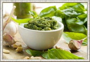 4. Соус "Песто". Продукты: 2 средних зубчика чеснока, 30 г листьев зелёного базилика, 1 ст. л. кедровых орешков, 4 ст. л. оливкового масла, 50 г сыра "Пармезан", соль по вкусу, 10 г зелени петрушки или сельдерея. Приготовление: у веточек базилика и петрушки (сельдерея) оборвать листья. Использовать только их. Кедровые орехи слегка поджарить на сухой сковороде. Сыр “Пармезан“ натереть на мелкой тёрке. В ступке тщательно растереть зелень с солью. Добавить чеснок и растереть до однородной пасты. Затем добавить орехи и продолжить растирать. Переложить получившуюся пасту в мисочку. Влить масло. Перемешать. Добавить половину тёртого сыра. Перемешать. Добавить оставшийся сыр. 4. Соус "Песто". Продукты: 2 средних зубчика чеснока, 30 г листьев зелёного базилика, 1 ст. л. кедровых орешков, 4 ст. л. оливкового масла, 50 г сыра "Пармезан", соль по вкусу, 10 г зелени петрушки или сельдерея. Приготовление: у веточек базилика и петрушки (сельдерея) оборвать листья. Использовать только их. Кедровые орехи слегка поджарить на сухой сковороде. Сыр “Пармезан“ натереть на мелкой тёрке. В ступке тщательно растереть зелень с солью. Добавить чеснок и растереть до однородной пасты. Затем добавить орехи и продолжить растирать. Переложить получившуюся пасту в мисочку. Влить масло. Перемешать. Добавить половину тёртого сыра. Перемешать. Добавить оставшийся сыр.