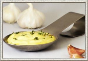 11. Чесночный соус "Муждей". Продукты: 1 головка чеснока, 0.5 стакана воды, 1-2 ст. л. оливкового масла, соль и уксус по вкусу. Приготовление: чеснок почистить и растереть. Растёртый чеснок развести в половине стакана воды, можно взять мясной бульон, добавить уксус и соль по вкусу. Если соус немного настоится, то будет ещё колоритнее. Добавить оливковое масло и можно подавать к мясным блюдам. 11. Чесночный соус "Муждей". Продукты: 1 головка чеснока, 0.5 стакана воды, 1-2 ст. л. оливкового масла, соль и уксус по вкусу. Приготовление: чеснок почистить и растереть. Растёртый чеснок развести в половине стакана воды, можно взять мясной бульон, добавить уксус и соль по вкусу. Если соус немного настоится, то будет ещё колоритнее. Добавить оливковое масло и можно подавать к мясным блюдам.