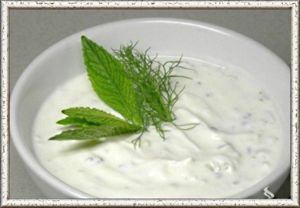 9. Соус "Доступный". Продукты: 2 ст. л. сметаны, 2 ст. л. кефира, 2 зубка чеснока, щепотка красного перца, щепотка чёрного перца, пучок зелени кинзы, укропа, петрушки, базилика. Приготовление: все соединить, зелень измельчить, чеснок раздавить через пресс. Тщательно перемешать и дать настояться 5-120 минут. 9. Соус "Доступный". Продукты: 2 ст. л. сметаны, 2 ст. л. кефира, 2 зубка чеснока, щепотка красного перца, щепотка чёрного перца, пучок зелени кинзы, укропа, петрушки, базилика. Приготовление: все соединить, зелень измельчить, чеснок раздавить через пресс. Тщательно перемешать и дать настояться 5-120 минут.