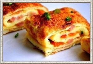 14. Омлет по-каталонски. Продукты: 3 яйца, 2 ст. ложки молока, ветчина, сыр, помидоры, соль, перец, сливочное масло. Приготовление: яйца с молоком взбить венчиком, посолить, поперчить по вкусу. Нарезать ингредиенты для начинки. На сковороде растопить кусочек сливочного масла, влить 2/3 омлетной массы. Добавить начинку. Как только омлет слегка подрумянится с одной стороны, слегка прижимая, начинаем его сворачивать в трубочку до середины. Затем передвинуть свернутый омлет в центр сковороды, влить оставшуюся массу и довести до готовности (до такой консистенции, чтобы можно было продолжить сворачивать омлет). Готовый омлет разрезать на кусочки. 14. Омлет по-каталонски. Продукты: 3 яйца, 2 ст. ложки молока, ветчина, сыр, помидоры, соль, перец, сливочное масло. Приготовление: яйца с молоком взбить венчиком, посолить, поперчить по вкусу. Нарезать ингредиенты для начинки. На сковороде растопить кусочек сливочного масла, влить 2/3 омлетной массы. Добавить начинку. Как только омлет слегка подрумянится с одной стороны, слегка прижимая, начинаем его сворачивать в трубочку до середины. Затем передвинуть свернутый омлет в центр сковороды, влить оставшуюся массу и довести до готовности (до такой консистенции, чтобы можно было продолжить сворачивать омлет). Готовый омлет разрезать на кусочки.