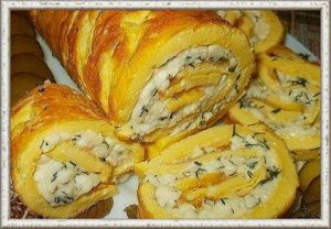 5. Рулет омлетный. Продукты для омлета: 2 яйца, 1 ст. ложка майонеза, 1 ч. ложка воды, соль, перец по вкусу. Для начинки: 1 плавленый сырок, 1 небольшой зубчик чеснока, 1 ст. ложка майонеза, соль, перец, зелень. Приготовление: яйца взбить с майонезом и водой, посолить, поперчить по вкусу. Испечь омлет на сковороде под крышкой, немного остудить и выложить на него равномерно начинку из тертого плавленого сырка, майонеза и чеснока с зеленью. Свернуть рулетом, подравняв его края. Подержать в холодильнике около часа, нарезать ломтиками и подавать, как холодную закуску или положить на бутерброды. 5. Рулет омлетный. Продукты для омлета: 2 яйца, 1 ст. ложка майонеза, 1 ч. ложка воды, соль, перец по вкусу. Для начинки: 1 плавленый сырок, 1 небольшой зубчик чеснока, 1 ст. ложка майонеза, соль, перец, зелень. Приготовление: яйца взбить с майонезом и водой, посолить, поперчить по вкусу. Испечь омлет на сковороде под крышкой, немного остудить и выложить на него равномерно начинку из тертого плавленого сырка, майонеза и чеснока с зеленью. Свернуть рулетом, подравняв его края. Подержать в холодильнике около часа, нарезать ломтиками и подавать, как холодную закуску или положить на бутерброды.