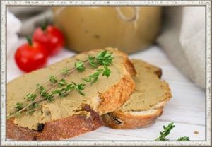 18. Яичный паштет Продукты: яйцо куриное 4 шт., лук репчатый 300 г, масло сливочное 50 г, масло оливковое 10 мл, орехи грецкие 50 г, 2 зубка чеснока, соль, перец по вкусу. Приготовление: яйца отварить вкрутую и остудить. В сковороде растопить сливочное масло, добавить к нему оливковое и обжарить мелко порезанный лук. В блендер сложить очищенные яйца, обжаренный лук, чеснок и орехи. Взбить все до однородной консистенции. Посолить, поперчить и еще раз как следует взбить. Убрать минимум на полтора часа в холодильник. 18. Яичный паштет Продукты: яйцо куриное 4 шт., лук репчатый 300 г, масло сливочное 50 г, масло оливковое 10 мл, орехи грецкие 50 г, 2 зубка чеснока, соль, перец по вкусу. Приготовление: яйца отварить вкрутую и остудить. В сковороде растопить сливочное масло, добавить к нему оливковое и обжарить мелко порезанный лук. В блендер сложить очищенные яйца, обжаренный лук, чеснок и орехи. Взбить все до однородной консистенции. Посолить, поперчить и еще раз как следует взбить. Убрать минимум на полтора часа в холодильник.