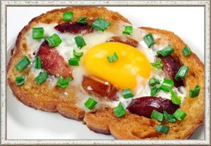 10. Жареный хлеб с яйцом. Продукты: растительное масло, 1 кусок белого или злакового хлеба, 1/4 стакана молока, 2 яйца, соль по вкусу, зелень. Приготовление: поставьте сковороду на огонь и налейте в нее растительное масло. Налейте в блюдце молоко и обмакните в нем хлеб с двух сторон. Положите его на сковороду и обжарьте с одной стороны. Переверните хлеб на другую сторону и продавите его середину вниз, чтобы в мякоти создалось небольшое углубление. Аккуратно разбейте в получившуюся ямку яйцо. Сверху посолите и закройте крышкой, убавьте огонь. Когда яйцо будет почти готово, посыпьте его свежей зеленью, например, базиликом, и оставьте еще на минуту. 10. Жареный хлеб с яйцом. Продукты: растительное масло, 1 кусок белого или злакового хлеба, 1/4 стакана молока, 2 яйца, соль по вкусу, зелень. Приготовление: поставьте сковороду на огонь и налейте в нее растительное масло. Налейте в блюдце молоко и обмакните в нем хлеб с двух сторон. Положите его на сковороду и обжарьте с одной стороны. Переверните хлеб на другую сторону и продавите его середину вниз, чтобы в мякоти создалось небольшое углубление. Аккуратно разбейте в получившуюся ямку яйцо. Сверху посолите и закройте крышкой, убавьте огонь. Когда яйцо будет почти готово, посыпьте его свежей зеленью, например, базиликом, и оставьте еще на минуту.