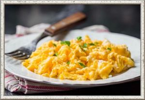 15. Яйца-скрембл с сыром. Продукты: 2 яйца, твердый сыр, масло сливочное - для обжарки. Приготовление: разогрейте сливочное масло в сковороде. Разбейте два яйца и жарьте постоянно помешивая. Где-то за минуту до готовности потрите в яйца ваш любимый сыр и продолжайте мешать пока сыр не расплавится. 15. Яйца-скрембл с сыром. Продукты: 2 яйца, твердый сыр, масло сливочное - для обжарки. Приготовление: разогрейте сливочное масло в сковороде. Разбейте два яйца и жарьте постоянно помешивая. Где-то за минуту до готовности потрите в яйца ваш любимый сыр и продолжайте мешать пока сыр не расплавится.