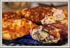 6. Омлет-рулет. Продукты: 2 яйца, 2 столовые ложки молока, мелко тертый сыр, мелко порезанная колбаска и зелень. Приготовление: хорошо взболтать яйца с молоком и вылить на разогретую сковороду. Убавить немного огонь и накрыть крышкой на пару минут. Выложить сыр, колбаску и зелень, сверху еще немного сыра, свернуть с помощью лопаток омлет в рулет и оставить швом вниз на сковороде на минутку. 6. Омлет-рулет. Продукты: 2 яйца, 2 столовые ложки молока, мелко тертый сыр, мелко порезанная колбаска и зелень. Приготовление: хорошо взболтать яйца с молоком и вылить на разогретую сковороду. Убавить немного огонь и накрыть крышкой на пару минут. Выложить сыр, колбаску и зелень, сверху еще немного сыра, свернуть с помощью лопаток омлет в рулет и оставить швом вниз на сковороде на минутку.