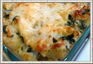 6. Макароны со шпинатом, артишоками и сыром. Разогрейте духовку и сварите в кастрюле макароны согласно инструкции на упаковке. Соберите в большой миске по половине чашки свежих артишоков и нарезанного шпината, лук, 3 зубчика чеснока. Добавьте тертый сыр пармезан, 1 чашку сыра моцарелла, 1 стакан тертого швейцарского сыра и сливочный сыр. Перемешайте это все со сваренными макаронами, положите в смазанную форму, добавьте сливки и выпекайте около 30 минут. 6. Макароны со шпинатом, артишоками и сыром. Разогрейте духовку и сварите в кастрюле макароны согласно инструкции на упаковке. Соберите в большой миске по половине чашки свежих артишоков и нарезанного шпината, лук, 3 зубчика чеснока. Добавьте тертый сыр пармезан, 1 чашку сыра моцарелла, 1 стакан тертого швейцарского сыра и сливочный сыр. Перемешайте это все со сваренными макаронами, положите в смазанную форму, добавьте сливки и выпекайте около 30 минут.
