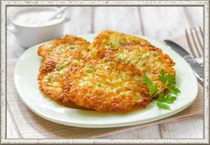 9. Драники с сыром. Для этого блюда нужно заранее приготовить картофельные драники. Разогрейте духовку. Смажьте форму для блюда сливочным маслом. В миске смешайте сливочное масло, соль, перец, лук, сливки, тертый мягкий сыр и добавьте в смесь драники так, чтобы они оказались полностью ею покрыты. Выпекайте 30-40 минут до появления золотистой корочки. 9. Драники с сыром. Для этого блюда нужно заранее приготовить картофельные драники. Разогрейте духовку. Смажьте форму для блюда сливочным маслом. В миске смешайте сливочное масло, соль, перец, лук, сливки, тертый мягкий сыр и добавьте в смесь драники так, чтобы они оказались полностью ею покрыты. Выпекайте 30-40 минут до появления золотистой корочки.