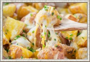 12. Запеченный картофель с сыром. Нарежьте картофель на половинки или четвертинки (зависит от размера) и сварите. Выложите вареный картофель в форму для выпекания и залейте натуральным йогуртом. Посыпьте солью, перцем и измельченным чесноком. Выпекайте 20-25 минут. Достаньте картофель из духовки, посыпьте его сверху 1 чашкой тертого сыра (можно нескольких видов) и верните обратно в духовку на 2-3 минуты, пока сыр не расплавится. 12. Запеченный картофель с сыром. Нарежьте картофель на половинки или четвертинки (зависит от размера) и сварите. Выложите вареный картофель в форму для выпекания и залейте натуральным йогуртом. Посыпьте солью, перцем и измельченным чесноком. Выпекайте 20-25 минут. Достаньте картофель из духовки, посыпьте его сверху 1 чашкой тертого сыра (можно нескольких видов) и верните обратно в духовку на 2-3 минуты, пока сыр не расплавится.