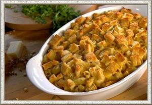 11. Макароны с сыром и сухариками. В кастрюле с подсоленной водой отварите макароны до состояния al dente. Добавьте 3 ст.л. сливочного масла в сковороду и растопите на огне. Добавьте чеснок и обжаривайте его 30 секунд, затем бросьте туда измельченные сухари и жарьте смесь 3-5 минут, часто помешивая. В кастрюле, где варились макароны, растопите 4 ст.л. сливочного масла. Добавьте муку. Убавьте огонь и варите 1 минуту, помешивая. Постепенно добавляйте молоко и доведите смесь до кипения, часто помешивая, пока соус не загустеет. Перемешайте этот соус с сыром, перцем и солью. Положите макароны в форму, залейте соусом и равномерно посыпьте поджаренными крошками. Выпекайте 20 минут. 11. Макароны с сыром и сухариками. В кастрюле с подсоленной водой отварите макароны до состояния al dente. Добавьте 3 ст.л. сливочного масла в сковороду и растопите на огне. Добавьте чеснок и обжаривайте его 30 секунд, затем бросьте туда измельченные сухари и жарьте смесь 3-5 минут, часто помешивая. В кастрюле, где варились макароны, растопите 4 ст.л. сливочного масла. Добавьте муку. Убавьте огонь и варите 1 минуту, помешивая. Постепенно добавляйте молоко и доведите смесь до кипения, часто помешивая, пока соус не загустеет. Перемешайте этот соус с сыром, перцем и солью. Положите макароны в форму, залейте соусом и равномерно посыпьте поджаренными крошками. Выпекайте 20 минут.