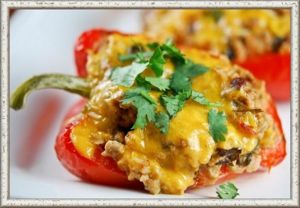 4. Красный перец с сыром. Очень необычным рецептом является запеченный с сыром красный перец. Нарежьте перец небольшими кубиками и смешайте с одним шариком моцареллы, 200гр тертого твердого сыра, сливочным сыром. Посолите все по вкусу, выложите начинку в очищенную от семян половинку болгарского перца и отправьте в разогретую до ста восьмидесяти градусов духовку на двадцать, тридцать минут. Подавать блюдо на стол нужно горячим. 4. Красный перец с сыром. Очень необычным рецептом является запеченный с сыром красный перец. Нарежьте перец небольшими кубиками и смешайте с одним шариком моцареллы, 200гр тертого твердого сыра, сливочным сыром. Посолите все по вкусу, выложите начинку в очищенную от семян половинку болгарского перца и отправьте в разогретую до ста восьмидесяти градусов духовку на двадцать, тридцать минут. Подавать блюдо на стол нужно горячим.