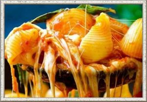 7. Макароны с томатами и сыром моцарелла. Сварите макароны в соответствии с инструкцией на упаковке, промойте их, процедите, оставив немного воды в кастрюле. Нагрейте оливковое масло в большой кастрюле на среднем огне. Обжарьте на ней виноград, помидоры с добавлением томатной пасты. Добавьте в смесь немного молока и перемешайте. Поместите макароны в кастрюлю с этой смесью и еще раз перемешайте. Добавьте туда 3 шара сыра моцарелла и накройте крышкой на 2 минуты. В конце бросьте в кастрюлю листья базилика и снова перемешайте. Украсить блюдо можно свежими листьями мяты. 7. Макароны с томатами и сыром моцарелла. Сварите макароны в соответствии с инструкцией на упаковке, промойте их, процедите, оставив немного воды в кастрюле. Нагрейте оливковое масло в большой кастрюле на среднем огне. Обжарьте на ней виноград, помидоры с добавлением томатной пасты. Добавьте в смесь немного молока и перемешайте. Поместите макароны в кастрюлю с этой смесью и еще раз перемешайте. Добавьте туда 3 шара сыра моцарелла и накройте крышкой на 2 минуты. В конце бросьте в кастрюлю листья базилика и снова перемешайте. Украсить блюдо можно свежими листьями мяты.