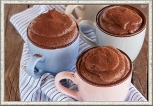 4. Мусс шоколадный. Ингредиенты: 50 г молочного шоколада, 1,5 ст. ложки сваренного крепкого черного кофе, 2 яйца, 2 ст. ложки сахарной пудры, 1/2 чайной ложки ванилина, 1 стакан сметаны. Приготовление: шоколад положить в кофе, поставить на водяную баню и размешивать до тех пор, пока шоколад не растопится, а затем охладить. Желтки растереть с сахарной пудрой, добавить растопленный шоколад и ванилин. Белки взбить до образования воздушной пены и влить в шоколад, тщательно размешивая. Сметану влить в алюминиевую посуду, поставить на лед и взбивать венчиком до образования густой пышной пены. Ввести взбитую сметану в шоколад и размешать. Мусс поставить в холодильник на 4—6 ч. 4. Мусс шоколадный. Ингредиенты: 50 г молочного шоколада, 1,5 ст. ложки сваренного крепкого черного кофе, 2 яйца, 2 ст. ложки сахарной пудры, 1/2 чайной ложки ванилина, 1 стакан сметаны. Приготовление: шоколад положить в кофе, поставить на водяную баню и размешивать до тех пор, пока шоколад не растопится, а затем охладить. Желтки растереть с сахарной пудрой, добавить растопленный шоколад и ванилин. Белки взбить до образования воздушной пены и влить в шоколад, тщательно размешивая. Сметану влить в алюминиевую посуду, поставить на лед и взбивать венчиком до образования густой пышной пены. Ввести взбитую сметану в шоколад и размешать. Мусс поставить в холодильник на 4—6 ч.
