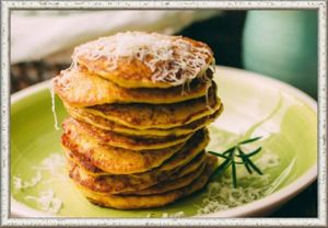 2. Панкейки из творога и тыквы. Продукты: 1 стакан молока, 200 г пшеничной муки, 50 г сахара, 200 г свежей тыквы, 50 г кукурузной муки, 1 чайная ложка корицы, 50 мл растительного масла, 1 чайная ложка разрыхлителя, 200 г творога, 2 яйца. Приготовление: тыкву очистить и нарезать кубиками. Выложить в форму, поставить на 3 минуты на полную мощность в СВЧ (или припустить 5 мин. в сотейнике на плите с добавлением 1 ст. л. воды). Сделать пюре. Яйца, творог, сахар и корицу взбить венчиком. Добавить молоко, тыквенное пюре и перемешать. Всыпать кукурузную и пшеничную муку, добавить разрыхлитель и перемешать до однородности. Влить растительное масло и перемешать. Жарить на раскалённой сковороде без масла на умеренном огне! 2. Панкейки из творога и тыквы. Продукты: 1 стакан молока, 200 г пшеничной муки, 50 г сахара, 200 г свежей тыквы, 50 г кукурузной муки, 1 чайная ложка корицы, 50 мл растительного масла, 1 чайная ложка разрыхлителя, 200 г творога, 2 яйца. Приготовление: тыкву очистить и нарезать кубиками. Выложить в форму, поставить на 3 минуты на полную мощность в СВЧ (или припустить 5 мин. в сотейнике на плите с добавлением 1 ст. л. воды). Сделать пюре. Яйца, творог, сахар и корицу взбить венчиком. Добавить молоко, тыквенное пюре и перемешать. Всыпать кукурузную и пшеничную муку, добавить разрыхлитель и перемешать до однородности. Влить растительное масло и перемешать. Жарить на раскалённой сковороде без масла на умеренном огне!