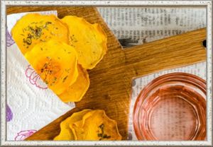10. Тыквенные чипсы. Продукты: 1 кг тыквы, 3 ст. л. оливкового масла, 1-2 столовых ложки сушеных прованских трав, соль, молотый черный перец. Приготовление: разогрейте духовку до 190 °C. Застелите противни пергаментной бумагой. Очистите тыкву, удалите семена. Острым ножом нарежьте тыкву тончайшими ломтиками. Положите в миску, сбрызните оливковым маслом, посыпьте солью и специями и перемешайте. Переложите ломтики тыквы на противень в один слой, и поставьте в духовку на 20 мин. Затем уменьшите температуру до 180 ° и продолжайте готовить, пока чипсы не начнут скручиваться. Переложите чипсы на бумажные полотенца и полностью остудите. 10. Тыквенные чипсы. Продукты: 1 кг тыквы, 3 ст. л. оливкового масла, 1-2 столовых ложки сушеных прованских трав, соль, молотый черный перец. Приготовление: разогрейте духовку до 190 °C. Застелите противни пергаментной бумагой. Очистите тыкву, удалите семена. Острым ножом нарежьте тыкву тончайшими ломтиками. Положите в миску, сбрызните оливковым маслом, посыпьте солью и специями и перемешайте. Переложите ломтики тыквы на противень в один слой, и поставьте в духовку на 20 мин. Затем уменьшите температуру до 180 ° и продолжайте готовить, пока чипсы не начнут скручиваться. Переложите чипсы на бумажные полотенца и полностью остудите.