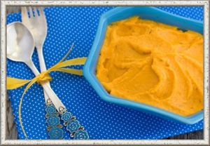9. Тыквенный хумус. Продукты: около 250 г тыквы (дольки с кожурой), 3 ст. л. лимонного сока, 2-3 ст. л. тахины, 2-3 зубчика чеснока, 1 банка консервированного нута, щепотка молотого кумина, немного оливкового масла для сбрызгивания. Приготовление: Разогреть духовку до 200 С. Застелить противень пекарской бумагой, выложить дольки тыквы, чуть сбрызнуть оливковым маслом и посыпать кумином. Запекать 25-30 минут до мягкости. Остудить. Смешайте в блендере мякоть тыквы с оставшимися ингредиентами. Если смесь получится слишком густой, то разбавьте водой из-под нута. 9. Тыквенный хумус. Продукты: около 250 г тыквы (дольки с кожурой), 3 ст. л. лимонного сока, 2-3 ст. л. тахины, 2-3 зубчика чеснока, 1 банка консервированного нута, щепотка молотого кумина, немного оливкового масла для сбрызгивания. Приготовление: Разогреть духовку до 200 С. Застелить противень пекарской бумагой, выложить дольки тыквы, чуть сбрызнуть оливковым маслом и посыпать кумином. Запекать 25-30 минут до мягкости. Остудить. Смешайте в блендере мякоть тыквы с оставшимися ингредиентами. Если смесь получится слишком густой, то разбавьте водой из-под нута.