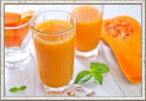 14. Тыквенный сок. Продукты: 500 г тыквы (очищенной), 100 г сахара, 1 лимон. Приготовление: тыкву натереть на мелкой терке. Из лимона выжать сок (всего необходимо около 50 мл). Сахар вскипятить с 1 л воды. В воду с сахаром положить тыкву, довести до кипения и охладить. Добавить лимонный сок к тыкве. Массу взбить в блендере (или миксером). 14. Тыквенный сок. Продукты: 500 г тыквы (очищенной), 100 г сахара, 1 лимон. Приготовление: тыкву натереть на мелкой терке. Из лимона выжать сок (всего необходимо около 50 мл). Сахар вскипятить с 1 л воды. В воду с сахаром положить тыкву, довести до кипения и охладить. Добавить лимонный сок к тыкве. Массу взбить в блендере (или миксером).
