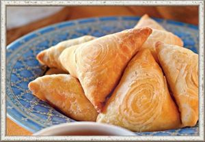 15. Самса с тыквой. Продукты для теста: 470 г муки, 1 куриное яйцо, 0,5 ч. л. соли, 200 мл воды, 50 мл жира. Для начинки: 500 г свежей тыквы, 200 г репчатого лука, соль. Приготовление: из муки, воды, яйца и соли замесить тесто. Раскатать тесто в очень тонкий пласт и смазать растопленным жиром по всей поверхности. Скатать тесто в рулет и оставить, прикрыв полотенцем. Тыкву натереть на крупной терке, лук порезать тонкой соломкой и помять немного руками. Смешать лук с тыквой, слегка посолить. Рулет из теста разделить на одинаковые кусочки. Раскатать. На каждую лепешку выложить начинку, защипнуть края и выложить на противень швом вниз. Смазать поверхность яйцом. Выпекать при температуре 210-220 градусов до румяной корочки. 15. Самса с тыквой. Продукты для теста: 470 г муки, 1 куриное яйцо, 0,5 ч. л. соли, 200 мл воды, 50 мл жира. Для начинки: 500 г свежей тыквы, 200 г репчатого лука, соль. Приготовление: из муки, воды, яйца и соли замесить тесто. Раскатать тесто в очень тонкий пласт и смазать растопленным жиром по всей поверхности. Скатать тесто в рулет и оставить, прикрыв полотенцем. Тыкву натереть на крупной терке, лук порезать тонкой соломкой и помять немного руками. Смешать лук с тыквой, слегка посолить. Рулет из теста разделить на одинаковые кусочки. Раскатать. На каждую лепешку выложить начинку, защипнуть края и выложить на противень швом вниз. Смазать поверхность яйцом. Выпекать при температуре 210-220 градусов до румяной корочки.