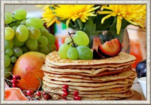 4. Пряные оладушки из тыквы. Продукты: 250 г запеченной тыквы, 1 яйцо, 250 мл молока, 150 г муки, 2 веточки розмарина, 1 перец чили, 30 г твердого сыра, 1 щепотка мускатного ореха, 1 щепотка соли, 1 щепотка перца. Приготовление: по очереди добавьте к тыкве: яйцо, молоко и муку, хорошо перемешайте. Мелко порубите чили (без семян), листики розмарина и добавьте к смеси. Добавьте щепотку мускатного ореха, соль, перец и 30 г тертого сыра. 4. Пряные оладушки из тыквы. Продукты: 250 г запеченной тыквы, 1 яйцо, 250 мл молока, 150 г муки, 2 веточки розмарина, 1 перец чили, 30 г твердого сыра, 1 щепотка мускатного ореха, 1 щепотка соли, 1 щепотка перца. Приготовление: по очереди добавьте к тыкве: яйцо, молоко и муку, хорошо перемешайте. Мелко порубите чили (без семян), листики розмарина и добавьте к смеси. Добавьте щепотку мускатного ореха, соль, перец и 30 г тертого сыра.