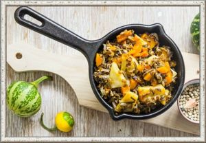 3. Дикий рис с печеными корнеплодами и тыквой. Продукты: 2 стакана готового дикого риса, 300 г тыквы, 1 большая морковка, половина среднего корня сельдерея, 2 луковицы, оливковое масло, молотая зира, соль, молотый черный перец. Приготовление: Разогреть духовку до 200 °. Очистить тыкву, морковь и сельдерей, нарезать средними ломтиками. Полить маслом, посолить, поперчить, добавить зиру, перемешать и выложить на застеленный пергаментом противень. Запекать до мягкости, примерно 25 мин. Лук очистить, измельчить. Обжарить в масле с солью в сковороде до золотистого цвета. Смешать овощи, рис и лук, прогреть в духовке, 5 минут. 3. Дикий рис с печеными корнеплодами и тыквой. Продукты: 2 стакана готового дикого риса, 300 г тыквы, 1 большая морковка, половина среднего корня сельдерея, 2 луковицы, оливковое масло, молотая зира, соль, молотый черный перец. Приготовление: Разогреть духовку до 200 °. Очистить тыкву, морковь и сельдерей, нарезать средними ломтиками. Полить маслом, посолить, поперчить, добавить зиру, перемешать и выложить на застеленный пергаментом противень. Запекать до мягкости, примерно 25 мин. Лук очистить, измельчить. Обжарить в масле с солью в сковороде до золотистого цвета. Смешать овощи, рис и лук, прогреть в духовке, 5 минут.