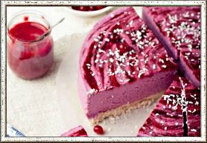 12. Торт из сока. Творог 400 г, шоколад 150 г, хлопья кукурузные 100 г, слива 700 г, сахар 220 г, сок виноградный 250 мл, сливки 200 мл, желатин 2 ст.л. Растопить шоколад и соединить с хлопьями. Сформировать корж, распределив его на дне формы с пергаментом. Поставить в холодильник для застывания. Подогреть немного сока и растворить в нем желатин. Оставшийся сок проварить со сливами без косточек и сахаром. Дать остыть и пюрировать. Добавить желатин, взбить блендером. Взбить творог со сливками, добавить 2/3 пюре, взбить. Распределить массу поверх шоколадного слоя с хлопьями. Оставшуюся треть сливового пюре наливать ложкой, создавая подобие мраморных разводов. Поставить в холодильник на 2 ч. 12. Торт из сока. Творог 400 г, шоколад 150 г, хлопья кукурузные 100 г, слива 700 г, сахар 220 г, сок виноградный 250 мл, сливки 200 мл, желатин 2 ст.л. Растопить шоколад и соединить с хлопьями. Сформировать корж, распределив его на дне формы с пергаментом. Поставить в холодильник для застывания. Подогреть немного сока и растворить в нем желатин. Оставшийся сок проварить со сливами без косточек и сахаром. Дать остыть и пюрировать. Добавить желатин, взбить блендером. Взбить творог со сливками, добавить 2/3 пюре, взбить. Распределить массу поверх шоколадного слоя с хлопьями. Оставшуюся треть сливового пюре наливать ложкой, создавая подобие мраморных разводов. Поставить в холодильник на 2 ч.
