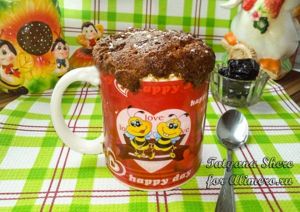 Кекс в чашке в микроволновке