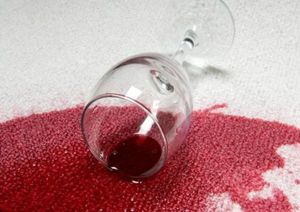 Винные пятна на платье из хлопчатобумажной ткани можно вывести кипящим молоком. Винные пятна на платье из хлопчатобумажной ткани можно вывести кипящим молоком.