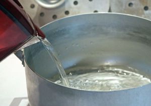 Если на кухне что-то сгорело или слишком ощутимо приготовилось, прокипятите на плите в течение получаса с открытой крышкой пол-литра воды, в которую выдавлен сок одного лимона и брошены пять штучек гвоздики. Если на кухне что-то сгорело или слишком ощутимо приготовилось, прокипятите на плите в течение получаса с открытой крышкой пол-литра воды, в которую выдавлен сок одного лимона и брошены пять штучек гвоздики.