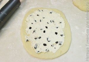 СЛАДКИЙ РУЛЕТ С ТВОРОГОМ И ИЗЮМОМ