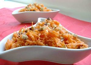 Морковный салат с грецкими орехами и яблоком будет очень вкусным, если приправить его натертым свежим имбирем. Морковный салат с грецкими орехами и яблоком будет очень вкусным, если приправить его натертым свежим имбирем.