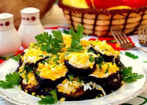 Баклажаны нарезать кольцами, обжарить на растительном масле. Смазать майонезом, присыпать чесноком и натертыми на терке вареными яйцами. Баклажаны нарезать кольцами, обжарить на растительном масле. Смазать майонезом, присыпать чесноком и натертыми на терке вареными яйцами.