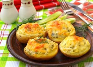 Молодой крупный картофель тщательно вымыть, залить водой и сварить до готовности. Разрезать картофель пополам и остудить. Затем небольшим ножиком наметить сердцевину и с помощью ложки вынуть картофельную мякоть. Натереть мякоть на тёрке или размять вилкой. Натереть также сыр сулугуни, измельчить укроп. Добавить сметану и поперчить начинку. Хорошо перемешать. Выложить на картофель и запекать 10-15 минут. Молодой крупный картофель тщательно вымыть, залить водой и сварить до готовности. Разрезать картофель пополам и остудить. Затем небольшим ножиком наметить сердцевину и с помощью ложки вынуть картофельную мякоть. Натереть мякоть на тёрке или размять вилкой. Натереть также сыр сулугуни, измельчить укроп. Добавить сметану и поперчить начинку. Хорошо перемешать. Выложить на картофель и запекать 10-15 минут.