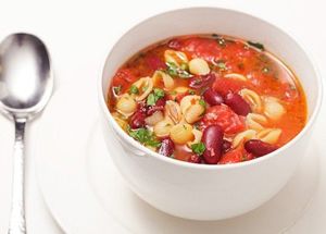 Консервированные помидоры разомните вилкой или руками. В кастрюлю с маслом выложите нарезанные лук и чеснок, орегано (душицу). Обжарьте до мягкости в течение трех минут. Постоянно помешивайте. Добавьте измельченные помидоры в собственном соку, бульон, перец. Перемешайте, повысьте температуру варки. Когда суп закипит, снова снизьте до среднего. Если у вас бульона нет, можно использовать готовый бульонный кубик и кипяченую горячую воду. Варите суп в течение 20 минут, затем добавьте консервированные бобы и макароны. Варите еще столько минут, сколько предписано на пачке с макаронами. Консервированные помидоры разомните вилкой или руками. В кастрюлю с маслом выложите нарезанные лук и чеснок, орегано (душицу). Обжарьте до мягкости в течение трех минут. Постоянно помешивайте. Добавьте измельченные помидоры в собственном соку, бульон, перец. Перемешайте, повысьте температуру варки. Когда суп закипит, снова снизьте до среднего. Если у вас бульона нет, можно использовать готовый бульонный кубик и кипяченую горячую воду. Варите суп в течение 20 минут, затем добавьте консервированные бобы и макароны. Варите еще столько минут, сколько предписано на пачке с макаронами.