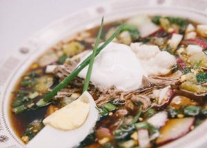 Отварите яйца вкрутую, нечищеные морковь и картофель. Пусть все остынет. Затем надо будет все нарезать небольшими кубиками. Яйца можно натереть на крупной терке. Консервированную кильку в томате разомните вилкой. Лук, петрушку и укроп промойте, осушите бумажным полотенцем и мелко нарубите. Овощи - огурец, редиску - промойте. Натрите на крупной терке. Все перемешайте в большой миске или кастрюле. Посолите получившуюся начинку для окрошки по вкусу, заправьте майонезом и перемешайте. Залейте начинку квасом и еще раз перемешайте. Отварите яйца вкрутую, нечищеные морковь и картофель. Пусть все остынет. Затем надо будет все нарезать небольшими кубиками. Яйца можно натереть на крупной терке. Консервированную кильку в томате разомните вилкой. Лук, петрушку и укроп промойте, осушите бумажным полотенцем и мелко нарубите. Овощи - огурец, редиску - промойте. Натрите на крупной терке. Все перемешайте в большой миске или кастрюле. Посолите получившуюся начинку для окрошки по вкусу, заправьте майонезом и перемешайте. Залейте начинку квасом и еще раз перемешайте.