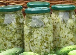 Салат из огурцов и лука. Огурец — 3 кг, лук репчатый — 1 кг, уксус — 8 ст. л., масло растительное — 18 ст. л., сахар — 5 ст. л., соль — 2.5 ст. л. Огурцы нарезать брусочками (или полукольцами). Лук нарезать кольцами. Все компоненты перемешать и оставить на несколько часов (примерно 3-4), чтоб сок покрыл все овощи. Затем поставить на огонь, кипятить 5 минут. Как только огурцы начнут менять свой цвет (!!!), снимаем с огня, раскладываем в горячие банки и закатываем. Салат из огурцов и лука. Огурец — 3 кг, лук репчатый — 1 кг, уксус — 8 ст. л., масло растительное — 18 ст. л., сахар — 5 ст. л., соль — 2.5 ст. л. Огурцы нарезать брусочками (или полукольцами). Лук нарезать кольцами. Все компоненты перемешать и оставить на несколько часов (примерно 3-4), чтоб сок покрыл все овощи. Затем поставить на огонь, кипятить 5 минут. Как только огурцы начнут менять свой цвет (!!!), снимаем с огня, раскладываем в горячие банки и закатываем.