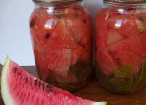 Арбуз порезать, сложить в 3-литровые банки, залить маринадом из 100 г сахара, 50 г соли, 100 мл уксуса. Стерилизовать 15 минут, закатать. Арбуз порезать, сложить в 3-литровые банки, залить маринадом из 100 г сахара, 50 г соли, 100 мл уксуса. Стерилизовать 15 минут, закатать.