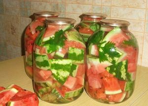 Мариновать арбузы можно спелые и недозрелые. Арбуз моют, разрезают на дольки. Корки и зерна можно не счищать. Дольки укладывают в банки. Добавляют жгучий перец, хрен, лавровый лист, корицу, любисток. Заливают маринадом. Стерилизуют поллитровые банки 15 минут, литровые — 20 минут. Маринад: на 1 л воды -по 1 ст. ложке соли и сахара, 2 ч. ложки уксусной эссенции. Мариновать арбузы можно спелые и недозрелые. Арбуз моют, разрезают на дольки. Корки и зерна можно не счищать. Дольки укладывают в банки. Добавляют жгучий перец, хрен, лавровый лист, корицу, любисток. Заливают маринадом. Стерилизуют поллитровые банки 15 минут, литровые — 20 минут. Маринад: на 1 л воды -по 1 ст. ложке соли и сахара, 2 ч. ложки уксусной эссенции.