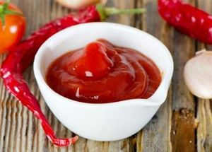 5 кг помидоров, 3-4 луковицы, 3 сладких перца, 2 ст.л. соли, 300 г сахара, 100-150 мл 9% уксуса, 1 ч.л. молотого чёрного перца, ½ ч.л. молотого красного перца, немного корицы, зелень. Помидоры нарезать, сложить в кастрюлю с толстым дном, поставить на огонь. Лук нарезать, добавить к помидорам, Сладкий перец очистить, нарезать и также добавить к помидорам. Закипевшую массу уварить в 2 раза на маленьком огне в течение 3 часов при открытой крышке. Остудить и протереть через сито. Снова поставить на огонь, довести до кипения, добавить соль, сахар, перец, корицу, уксус. Кроме указанных специй можно добавить другие – куркуму, кориандр и т.д. Зелень связать в пучок и опустить в томатную массу. Снова варить в течение 3 часов, чтобы выпарилась жидкость. Разложить горячим по стерилизованным банкам, закатать. 5 кг помидоров, 3-4 луковицы, 3 сладких перца, 2 ст.л. соли, 300 г сахара, 100-150 мл 9% уксуса, 1 ч.л. молотого чёрного перца, ½ ч.л. молотого красного перца, немного корицы, зелень. Помидоры нарезать, сложить в кастрюлю с толстым дном, поставить на огонь. Лук нарезать, добавить к помидорам, Сладкий перец очистить, нарезать и также добавить к помидорам. Закипевшую массу уварить в 2 раза на маленьком огне в течение 3 часов при открытой крышке. Остудить и протереть через сито. Снова поставить на огонь, довести до кипения, добавить соль, сахар, перец, корицу, уксус. Кроме указанных специй можно добавить другие – куркуму, кориандр и т.д. Зелень связать в пучок и опустить в томатную массу. Снова варить в течение 3 часов, чтобы выпарилась жидкость. Разложить горячим по стерилизованным банкам, закатать.