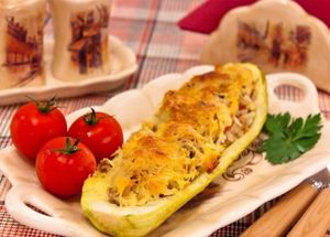 Фаршированные кабачки. Рис отварить до готовности. Кабачки разрезать. Вынуть мякоть. Мякоть нарезать кубиками. Лук порей нарезать полукольцами. Помидоры нарезать небольшими кусочками. Зелень мелко нарезать. Сыр натереть на мелкой терке. На растительном масле слегка обжарить лук. Добавить фарш, жарить в течение 10 минут. Добавить кабачки, жарить в течение 10 минут. Добавить помидоры, жарить 5 минут. Добавить рис. Посолить, поперчить. Добавить зелень. Перемешать, немного остудить.Полученной массой нафаршировать кабачки. Посыпать сыром. Поставить в духовку. Запекать при температуре 180 градусов в течение 25–30 минут. Фаршированные кабачки. Рис отварить до готовности. Кабачки разрезать. Вынуть мякоть. Мякоть нарезать кубиками. Лук порей нарезать полукольцами. Помидоры нарезать небольшими кусочками. Зелень мелко нарезать. Сыр натереть на мелкой терке. На растительном масле слегка обжарить лук. Добавить фарш, жарить в течение 10 минут. Добавить кабачки, жарить в течение 10 минут. Добавить помидоры, жарить 5 минут. Добавить рис. Посолить, поперчить. Добавить зелень. Перемешать, немного остудить.Полученной массой нафаршировать кабачки. Посыпать сыром. Поставить в духовку. Запекать при температуре 180 градусов в течение 25–30 минут.